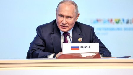 Vladimir Putin ataca SUA intr-un mesaj inregistrat, in timp ce Serghei Soigu examineaza, langa Moscova, arme din Iran, China si India