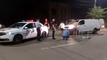 Un caine lovit de o masina a fost ingrijit de politistii <span style='background:#EDF514'>DIN ALEXANDRIA</span> pana a venit ambulanta