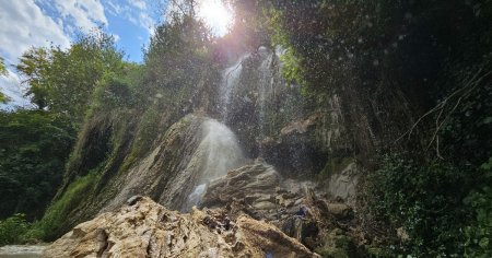 O cascada spectaculoasa din Romania s-a prabusit. Turistii faceau <span style='background:#EDF514'>BAIE IN</span> ea fara sa simta pericolul VIDEO