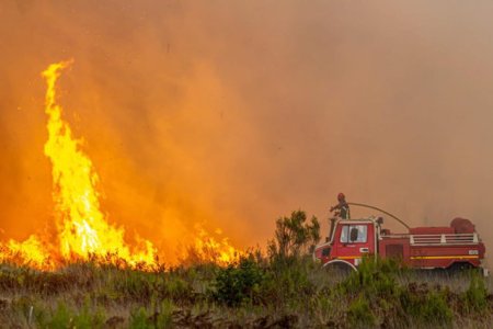 Un incendiu a distrus un <span style='background:#EDF514'>CAMPING</span> si 500 de hectare in sudul Frantei. 2.000 de persoane au fost evacuate