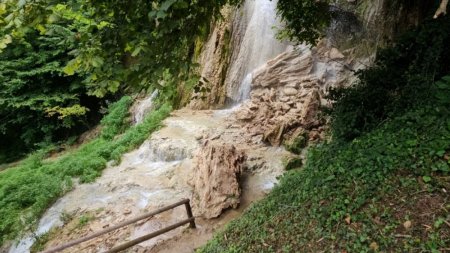 O cascada din Romania s-a prabusit chiar in locul ocupat adesea de turisti