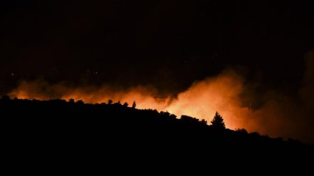 Un incendiu a distrus un <span style='background:#EDF514'>CAMPING</span> si 500 de hectare in sudul Frantei