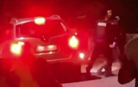 Doi politisti, batuti la o petrecere din Arad, desfasurata in strada. Suspectul incatusat a fost eliberat cu flexul