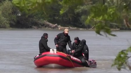 Un cadavru in stare avansata de putrefactie a fost gasit pe malul raului Mures: Ar fi fetita disparuta pe 1 Mai, cand o barca cu 12 oameni s-a rasturnat