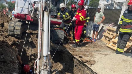 Muncitor care lucra la canalizare, prins sub un mal de pamant, pe un santier din Dambovita. A fost solicitat elicopterul SMURD