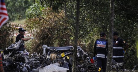 Zece morti in urma prabusirii unui avion pe o sosea din centrul Malaeziei: Nu a fost primit niciun apel de ajutor