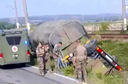 Autovehicul militar NATO, rasturnat in sant langa Onesti. Nu au fost victime