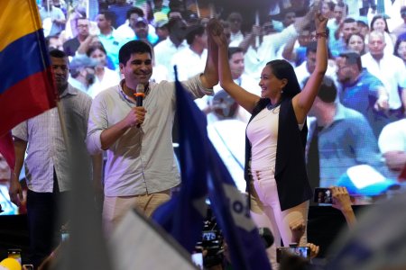 <span style='background:#EDF514'>IMPUSCATURI</span> in apropierea unui candidat la presedintia Ecuadorului, cu o zi inaintea votului. Un alt prezidentiabil, asasinat in campanie