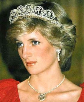 O mica avere: Daca vreti sa cumparati puloverul rosu al Printesei Diana