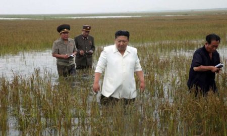 De-a rasu’ plansu’: Kim Jong Un, in apa pana la genunchi