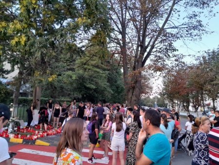 Nou protest cu sute de oameni in fata maternitatii din Botosani dupa moartea Alexandrei. Cei vinovati sa nu mai pro<span style='background:#EDF514'>FESE</span>ze