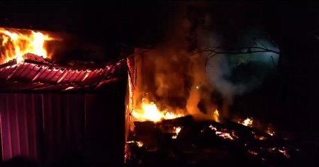O scoala a luat foc in timpul noptii, in judetul Galati. Acoperisul a fost cuprins de flacari VIDEO