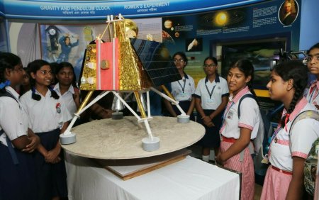 Roverul lunar s-a separat de sonda indiana Chandrayaan-3 si a inceput sa exploreze supra<span style='background:#EDF514'>FATA LUNI</span>i