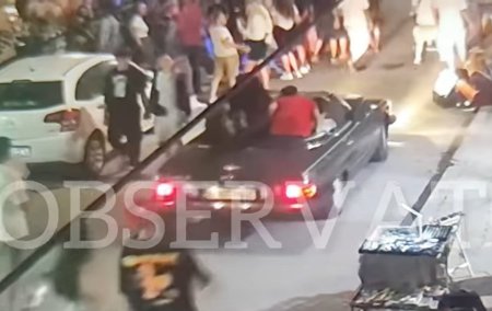 Masina condusa de Vlad Pascu, filmata in Vama Veche, inainte sa ucida doi oameni pe sosea. Circula printre pietoni, cu doi tineri pe portbagaj. VIDEO