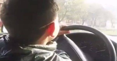 Copil de 10 ani, surprins la volanul unei masini de un politist in timpul liber. O femeie ii incredintase vehiculul