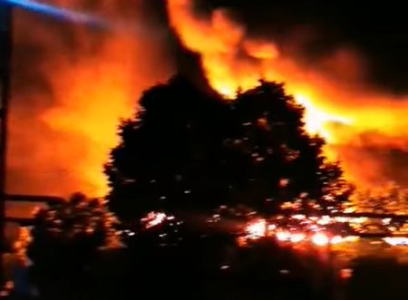Inca un incendiu la Dambovita: arde un depozit langa fabrica de armament