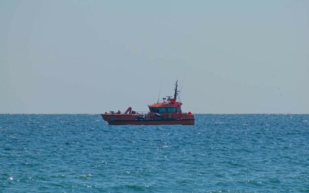 Doua nave ale <span style='background:#EDF514'>ARSVOM</span> supravegheaza o ambarcatiune in pericol de scufundare, in apropiere de Mangalia. Sunt opt oameni la bord