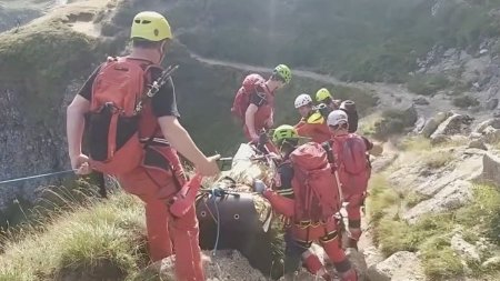 Un turist a murit in Muntii Bucegi, dupa ce a cazut 100 de metri din Brana Ca<span style='background:#EDF514'>RAIMAN</span>ului