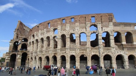Rozatoare-<span style='background:#EDF514'>GLADIATOR</span>. Invazie de sobolani la Colosseum!