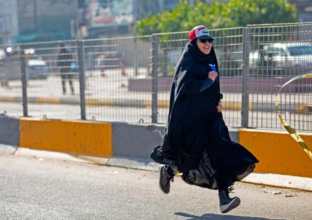 Franta interzice abaya in scolile de stat. Cand intri in clasa, trebuie sa nu poti identifica religia elevilor doar privindu-i