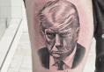 Un american si-a facut un tatuaj urias cu poza lui Donald Trump ca inculpat: 
