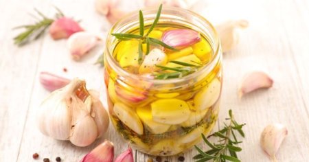 Cum prepari uleiul de usturoi, ingredient ieftin care da savoare mancarurilor. Cea mai simpla reteta