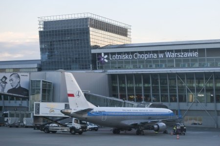 Aeroportul din Varsovia a fost evacuat, dupa ce in bagajele unui calator care venea din Ucraina s-au gasit o grenada si patru <span style='background:#EDF514'>CARTUS</span>e