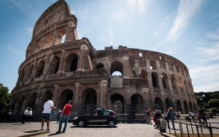 Sobolanii <span style='background:#EDF514'>GLADIATOR</span>i au invadat Colosseumul din Roma. Rozatoarele se plimba in voie printre turisti | VIDEO