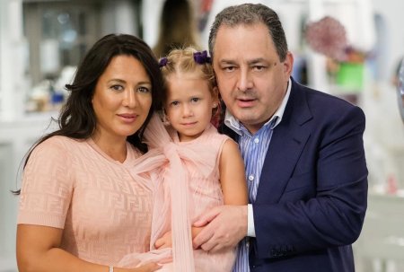 Cum arata fetita Oanei Mizil si a lui <span style='background:#EDF514'>MARIAN VANGHELIE</span> la varsta de 8 ani. Maria este foarte atenta la felul cum se imbraca
