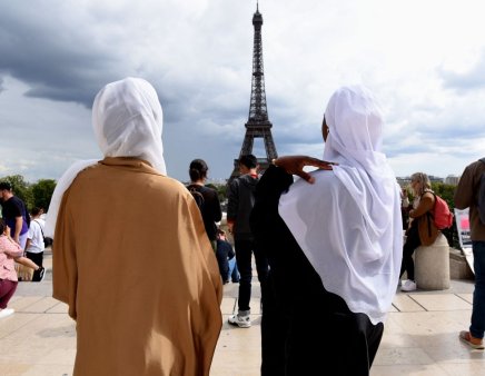 Franta: decizia guvernului Macron de a interzice abaya in scoli face cu ochiul dreptei, divizeaza stanga si redeschide o discutie complicata