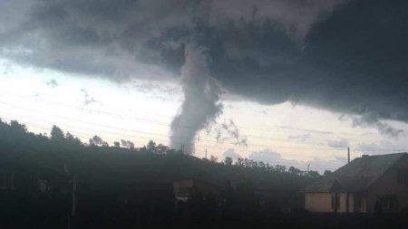 Fenomen impresionant pe cerul Romaniei! O tornada i-a surprins locuitorii din <span style='background:#EDF514'>LUNCA ILVEI</span>, in judetul Bistrita-Nasaud