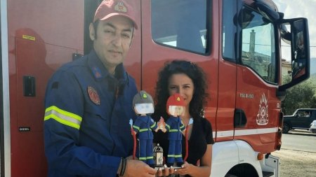 Cadoul inedit facut de o romanca pompierilor din Thassos: Am vrut sa imi arat respectul fata de acesti supereroi