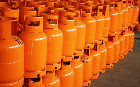 Scapari de gaze dintr-un autotren incarcat cu butelii, circulatia a fost restrictionata pe DN 19, in Bihor