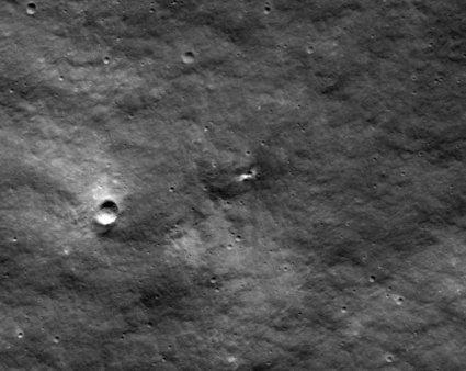 Un nou crater a aparut pe supra<span style='background:#EDF514'>FATA LUNI</span>i, dupa recenta prabusire a sondei rusesti, anunta NASA