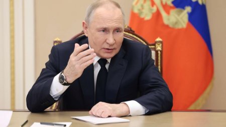 Rusia este "invin<span style='background:#EDF514'>CIBILA</span>", le-a spus Putin unor elevi la inceperea anului scolar