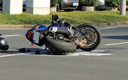 Grav accident cu o motocicleta a unei scoli de soferi, in Dambovita. Elevul a murit, iar instructorul este grav ranit