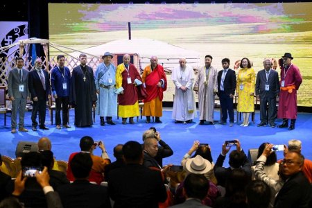 Papa Francisc a indemnat la dialogul dintre religii, intr-un discurs cu citate din <span style='background:#EDF514'>BUDDHA</span> in timpul vizitei in Mongolia