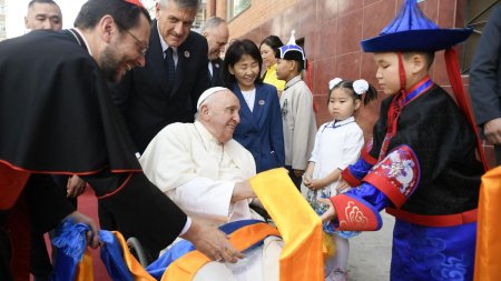 Papa Francisc a citat din invataturile lui <span style='background:#EDF514'>BUDDHA</span> in Mongolia