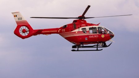 Accident pe <span style='background:#EDF514'>AUTOSTRADA SOARELUI</span> | Elicopter SMURD, chemat pentru un copil ranit, in urma impactului dintre trei masini