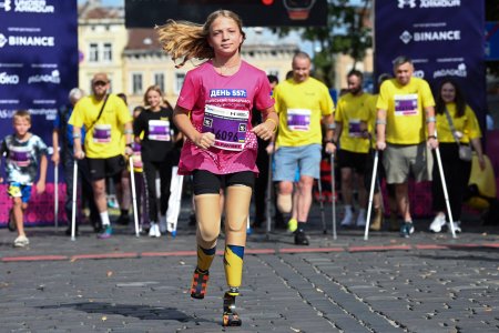 Da! Si eu pot s-o fac!. Iana, fata de 12 ani care si-a pierdut ambele picioare in atacul asupra garii din Kramatorsk, a alergat la un semimar<span style='background:#EDF514'>ATON</span> | FOTO