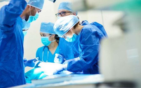 Patru medici si 11 asistente nu au observat ca au uitat un obiect cat o farfurie in abdomenul unei femei, in Noua Zeelanda
