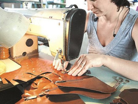 Afacerile Raffaello Shoes Factory, cel mai mare producator de <span style='background:#EDF514'>PANTOFI</span> din Romania, au crescut cu 16% in 2022, ajungand la 403,7 mil. lei. Romania este in continuare un nume important la nivel mondial - chiar daca pierde din influenta, valoarea exporturilor pozitionand-o pe locul 23 in lume