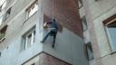O femeie a pus in pericol viata unui alpinist utilitar aflat la etajul 11 al unui bloc turn din Galati. Ce a facut  