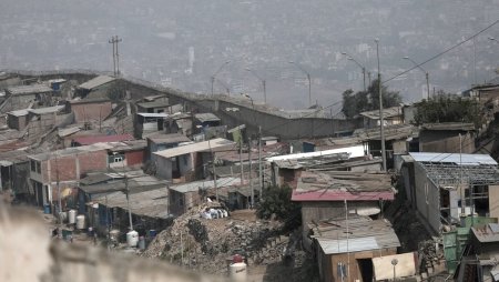 A inceput demolarea Zidului Rusinii, linia de demarcatie dintre bogatii si saracii din Lima, capitala statului Peru