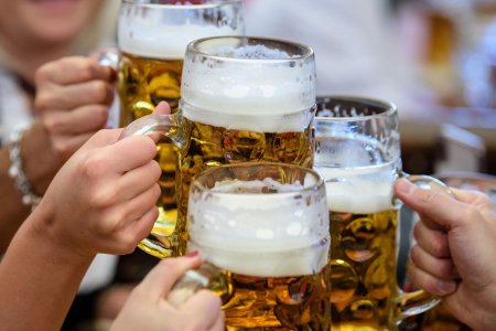 <span style='background:#EDF514'>OKTOBER</span>fest de la München isi asteapta vizitatorii cu preturi mai mari. Cat costa litrul de bere