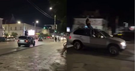 <span style='background:#EDF514'>TERIBILISM</span> in trafic la Radauti. Un ucrainean s-a plimbat cu masina prin oras cu un pasager iesit prin trapa vehiculului VIDEO