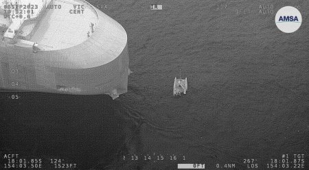 Trei persoane salvate, dupa ce <span style='background:#EDF514'>RECHINI</span>i au atacat un catamaran in largul coastelor australiene