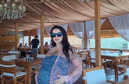Cum arata Larisa Dragulescu inainte de a naste al treilea copil: Bebe mic, abia te asteptam. A imbracat o rochie mulata