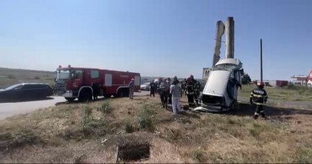 O<span style='background:#EDF514'>BELIS</span>cul de la Medgidia, distrus de o masina. Autoturismul a fost proiectat in monumentul de la intrarea in oras VIDEO