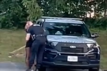 Un politist a fost suspendat, dupa ce a fost filmat sarutand o tanara, inainte de a intra cu ea pe bancheta din spate a masinii de patrulare, in SUA